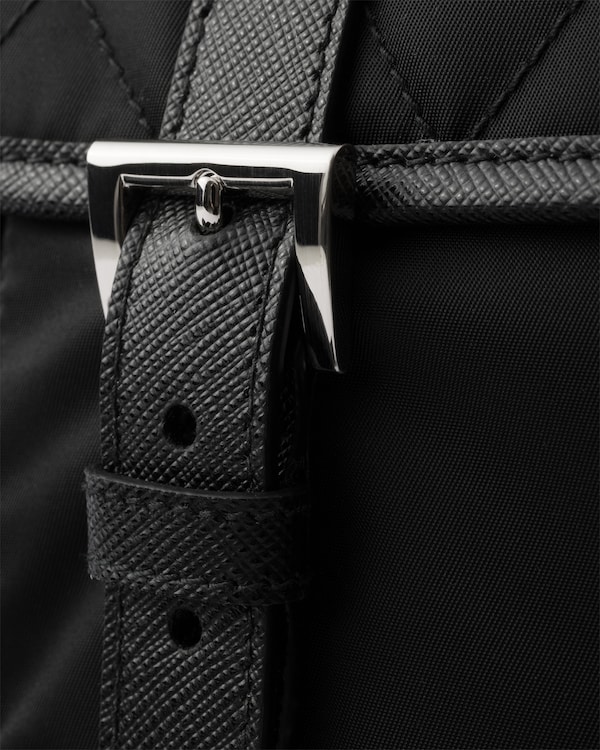 Grand sac porté épaule en Re-Nylon matelassé avec bordure en cuir Saffiano - Noir Grand sac porté épaule en Re-Nylon matelassé avec bordure en cuir Saffiano - Noir