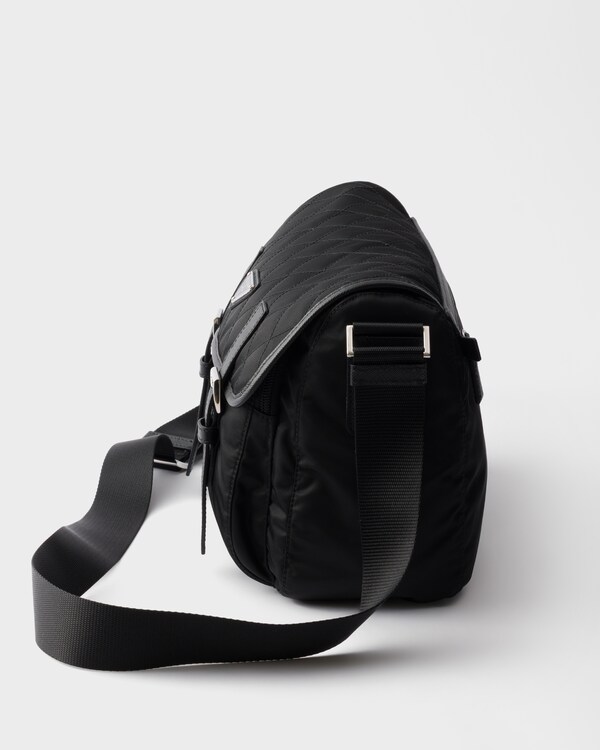 Grand sac porté épaule en Re-Nylon matelassé avec bordure en cuir Saffiano - Noir Grand sac porté épaule en Re-Nylon matelassé avec bordure en cuir Saffiano - Noir