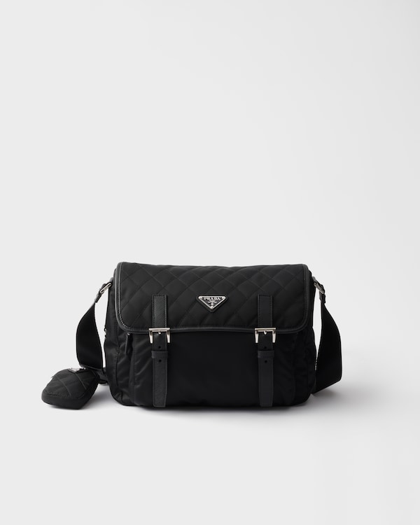 Grand sac porté épaule en Re-Nylon matelassé avec bordure en cuir Saffiano - Noir Grand sac porté épaule en Re-Nylon matelassé avec bordure en cuir Saffiano - Noir