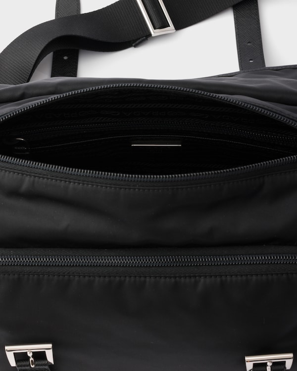 Grand sac porté épaule en Re-Nylon matelassé avec bordure en cuir Saffiano - Noir Grand sac porté épaule en Re-Nylon matelassé avec bordure en cuir Saffiano - Noir