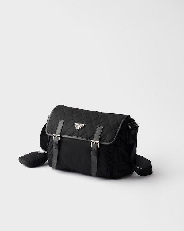 Grand sac porté épaule en Re-Nylon matelassé avec bordure en cuir Saffiano - Noir Grand sac porté épaule en Re-Nylon matelassé avec bordure en cuir Saffiano - Noir