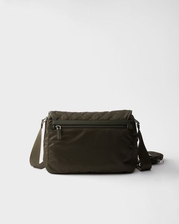 Grand sac porté épaule en Re-Nylon matelassé avec bordure en cuir Saffiano - Vert Forêt Grand sac porté épaule en Re-Nylon matelassé avec bordure en cuir Saffiano - Vert Forêt
