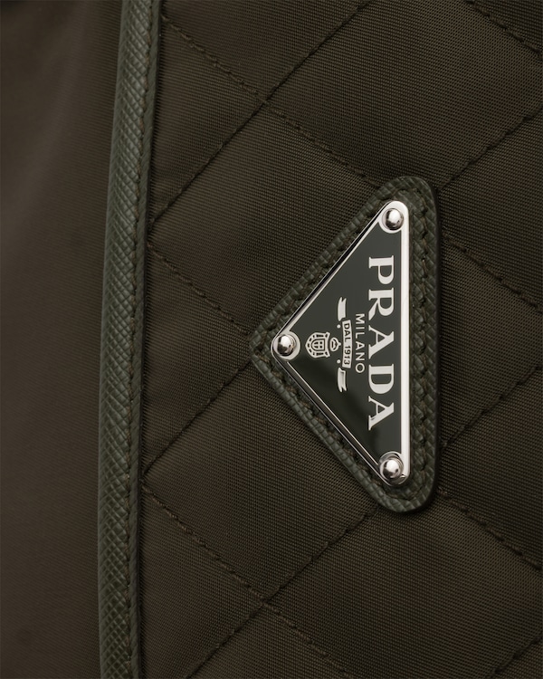 Grand sac porté épaule en Re-Nylon matelassé avec bordure en cuir Saffiano - Vert Forêt Grand sac porté épaule en Re-Nylon matelassé avec bordure en cuir Saffiano - Vert Forêt