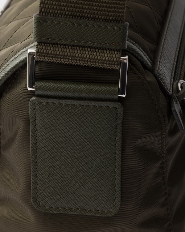 Grand sac porté épaule en Re-Nylon matelassé avec bordure en cuir Saffiano - Vert Forêt Grand sac porté épaule en Re-Nylon matelassé avec bordure en cuir Saffiano - Vert Forêt