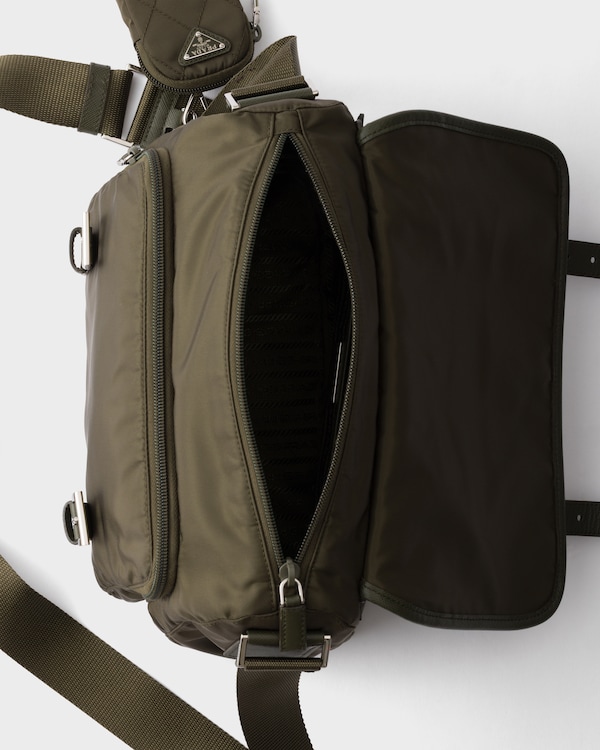 Grand sac porté épaule en Re-Nylon matelassé avec bordure en cuir Saffiano - Vert Forêt Grand sac porté épaule en Re-Nylon matelassé avec bordure en cuir Saffiano - Vert Forêt