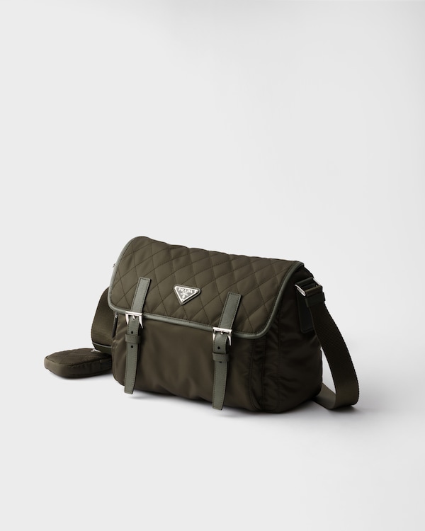 Grand sac porté épaule en Re-Nylon matelassé avec bordure en cuir Saffiano - Vert Forêt Grand sac porté épaule en Re-Nylon matelassé avec bordure en cuir Saffiano - Vert Forêt