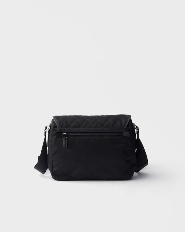 Sac porté épaule moyen modèle en Re-Nylon matelassé avec bordure en cuir Saffiano - Noir Sac porté épaule moyen modèle en Re-Nylon matelassé avec bordure en cuir Saffiano - Noir