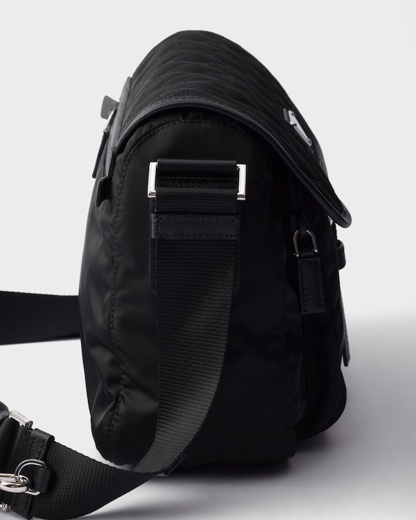 Sac porté épaule moyen modèle en Re-Nylon matelassé avec bordure en cuir Saffiano - Noir Sac porté épaule moyen modèle en Re-Nylon matelassé avec bordure en cuir Saffiano - Noir