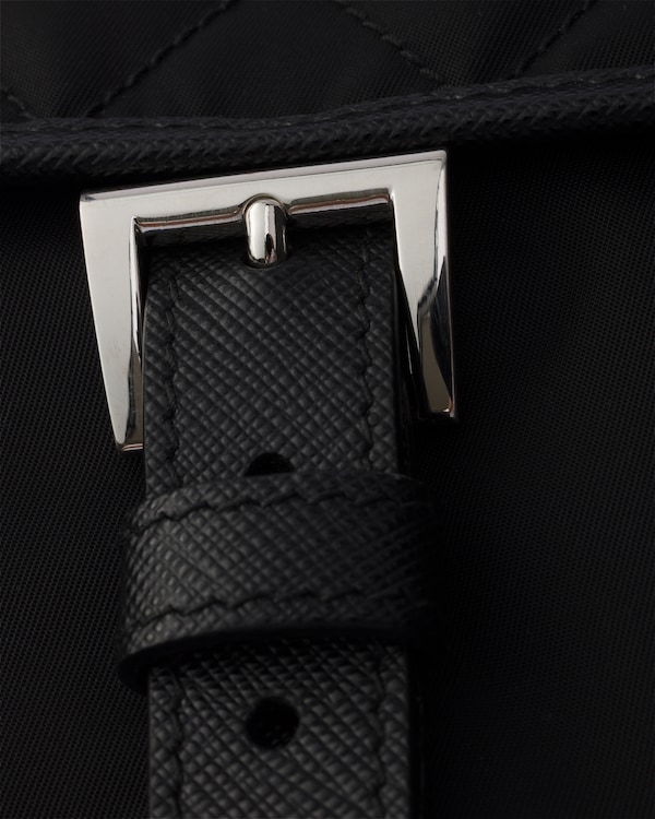 Sac porté épaule moyen modèle en Re-Nylon matelassé avec bordure en cuir Saffiano - Noir Sac porté épaule moyen modèle en Re-Nylon matelassé avec bordure en cuir Saffiano - Noir