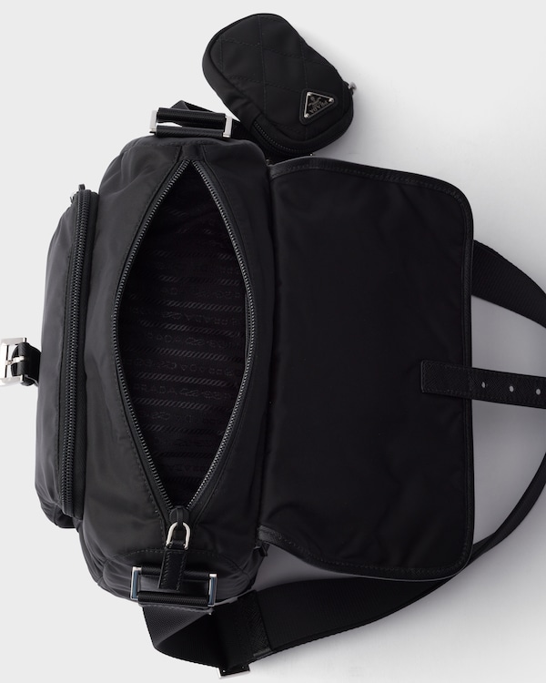 Sac porté épaule moyen modèle en Re-Nylon matelassé avec bordure en cuir Saffiano - Noir Sac porté épaule moyen modèle en Re-Nylon matelassé avec bordure en cuir Saffiano - Noir