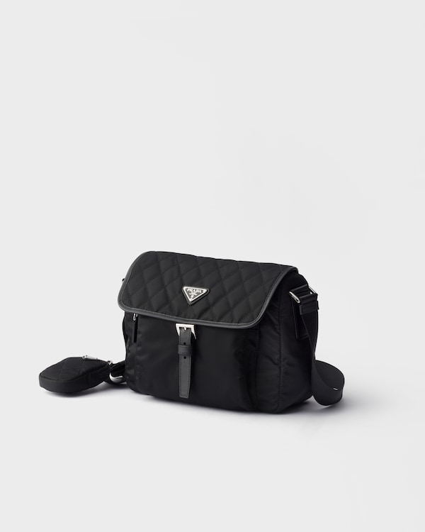 Sac porté épaule moyen modèle en Re-Nylon matelassé avec bordure en cuir Saffiano - Noir Sac porté épaule moyen modèle en Re-Nylon matelassé avec bordure en cuir Saffiano - Noir