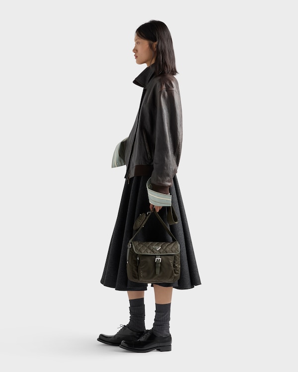ミディアム キルテッド Re-Nylon ショルダーバッグ サフィアーノレザートリム - フォレストグリーン ミディアム キルテッド Re-Nylon ショルダーバッグ サフィアーノレザートリム - フォレストグリーン