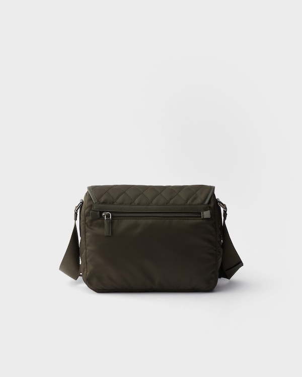 Sac porté épaule moyen modèle en Re-Nylon matelassé avec bordure en cuir Saffiano - Vert Forêt Sac porté épaule moyen modèle en Re-Nylon matelassé avec bordure en cuir Saffiano - Vert Forêt