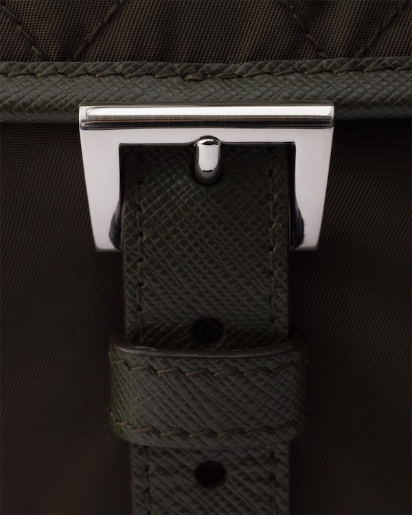 Sac porté épaule moyen modèle en Re-Nylon matelassé avec bordure en cuir Saffiano - Vert Forêt Sac porté épaule moyen modèle en Re-Nylon matelassé avec bordure en cuir Saffiano - Vert Forêt