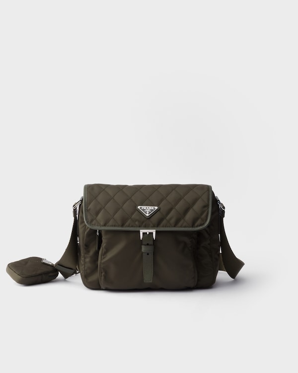 Sac porté épaule moyen modèle en Re-Nylon matelassé avec bordure en cuir Saffiano - Vert Forêt Sac porté épaule moyen modèle en Re-Nylon matelassé avec bordure en cuir Saffiano - Vert Forêt