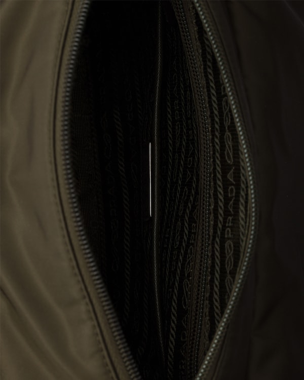 Sac porté épaule moyen modèle en Re-Nylon matelassé avec bordure en cuir Saffiano - Vert Forêt Sac porté épaule moyen modèle en Re-Nylon matelassé avec bordure en cuir Saffiano - Vert Forêt