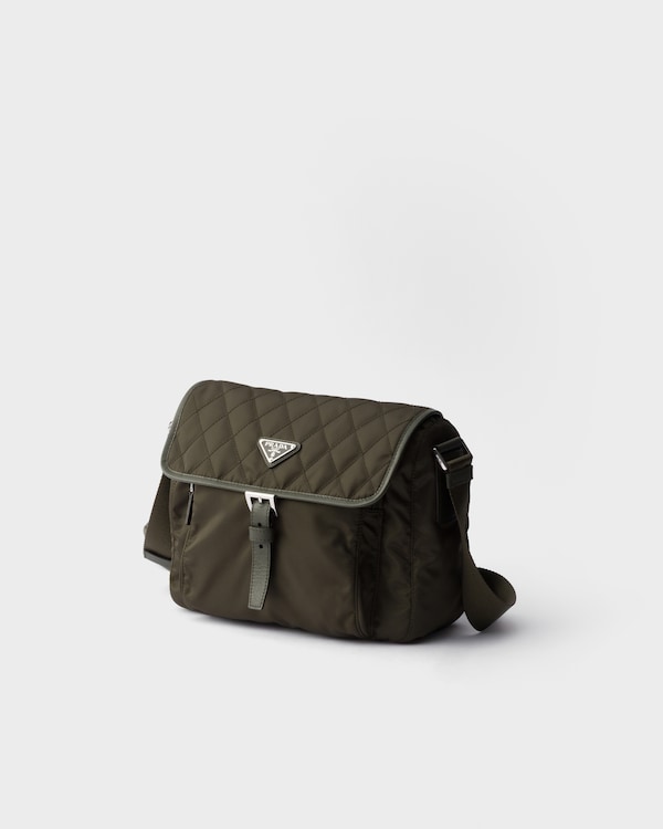 Sac porté épaule moyen modèle en Re-Nylon matelassé avec bordure en cuir Saffiano - Vert Forêt Sac porté épaule moyen modèle en Re-Nylon matelassé avec bordure en cuir Saffiano - Vert Forêt