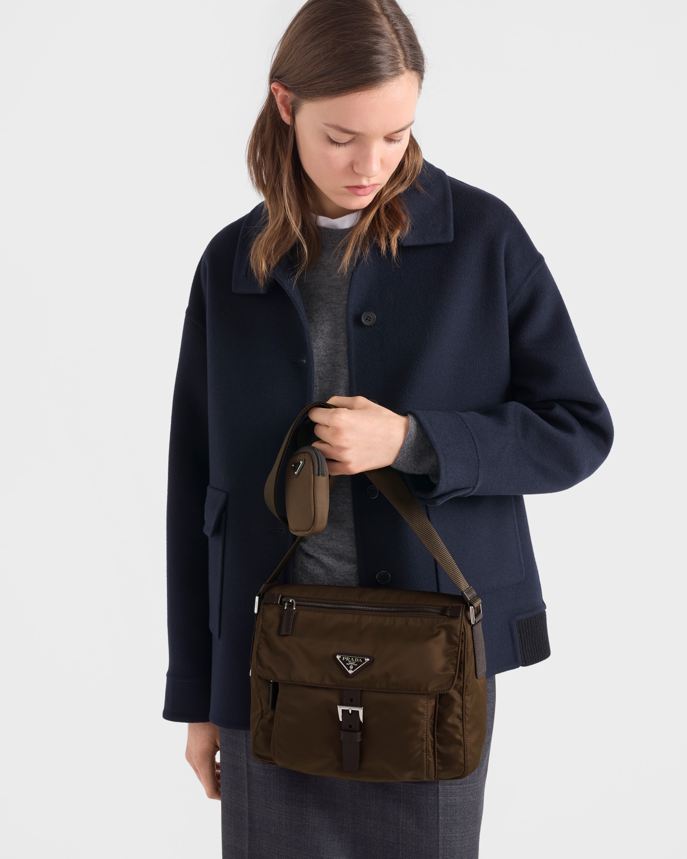 シエナブラウン Re-Nylon ショルダーバッグ | PRADA - 日本