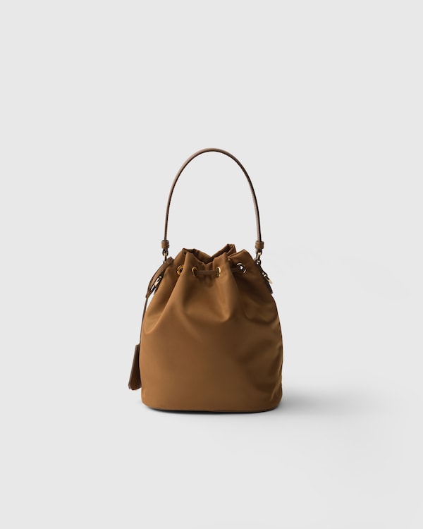 حقيبة صغيرة Prada Re-Edition 1978 من قماش نايلون معاد تدويره حقيبة صغيرة Prada Re-Edition 1978 من قماش نايلون معاد تدويره