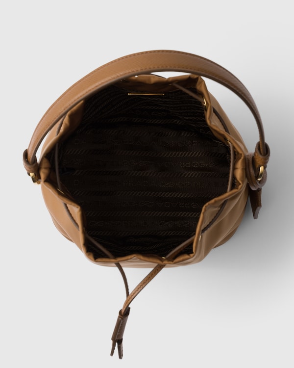 حقيبة صغيرة Prada Re-Edition 1978 من قماش نايلون معاد تدويره حقيبة صغيرة Prada Re-Edition 1978 من قماش نايلون معاد تدويره