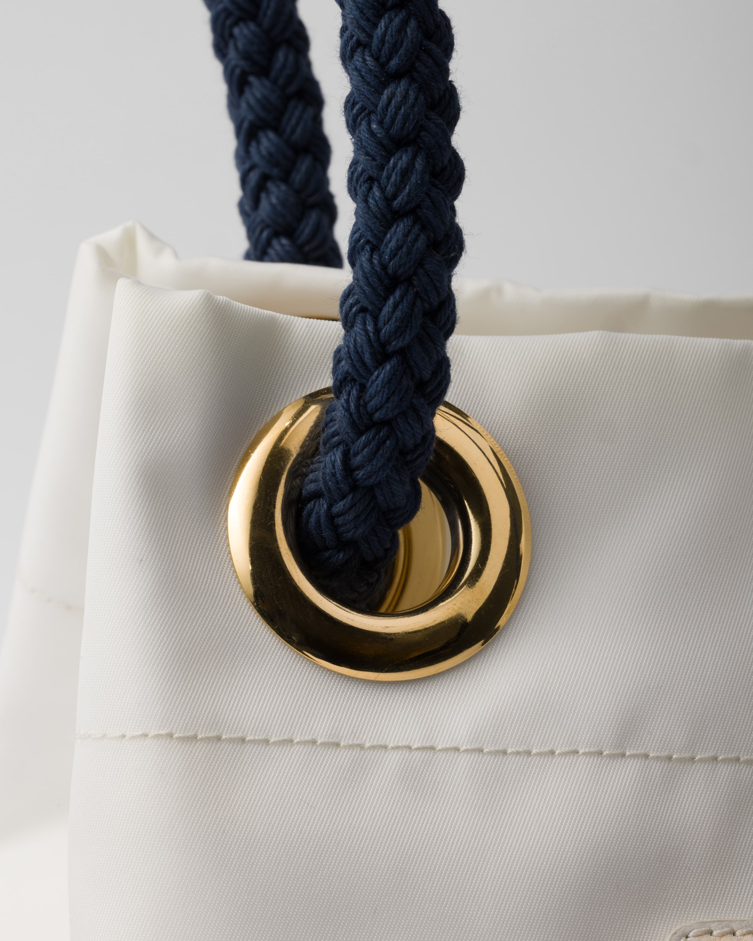 ホワイト プラダ マリナースモール Re-Nylon バケットバッグ | PRADA
