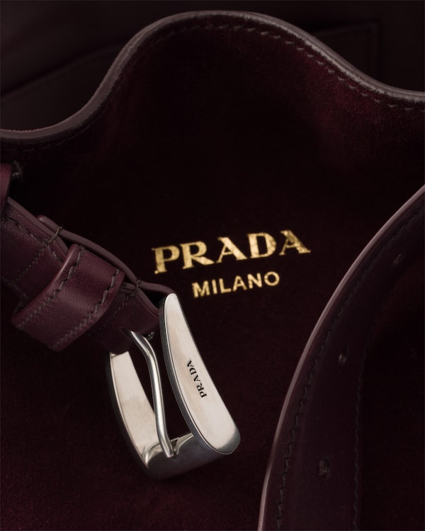 プラダ バックル ベルト付き スエード バケットバッグ プラダ バックル ベルト付き スエード バケットバッグ