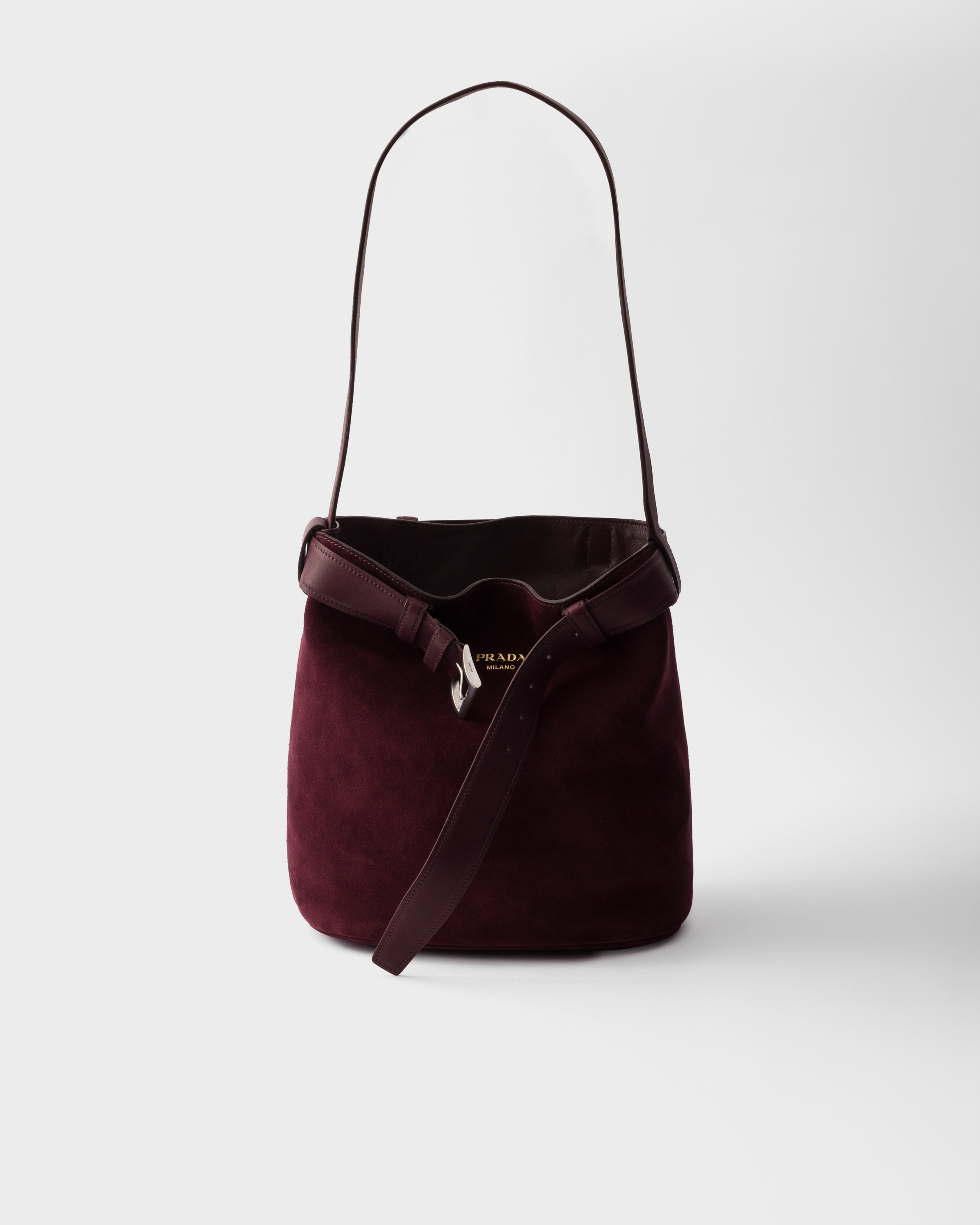 新作【PRADA】バックル ベルト付 レザー バケットバッグ、全4色 ボルドー プラダ バックル ベルト付き スエード バケットバッグ