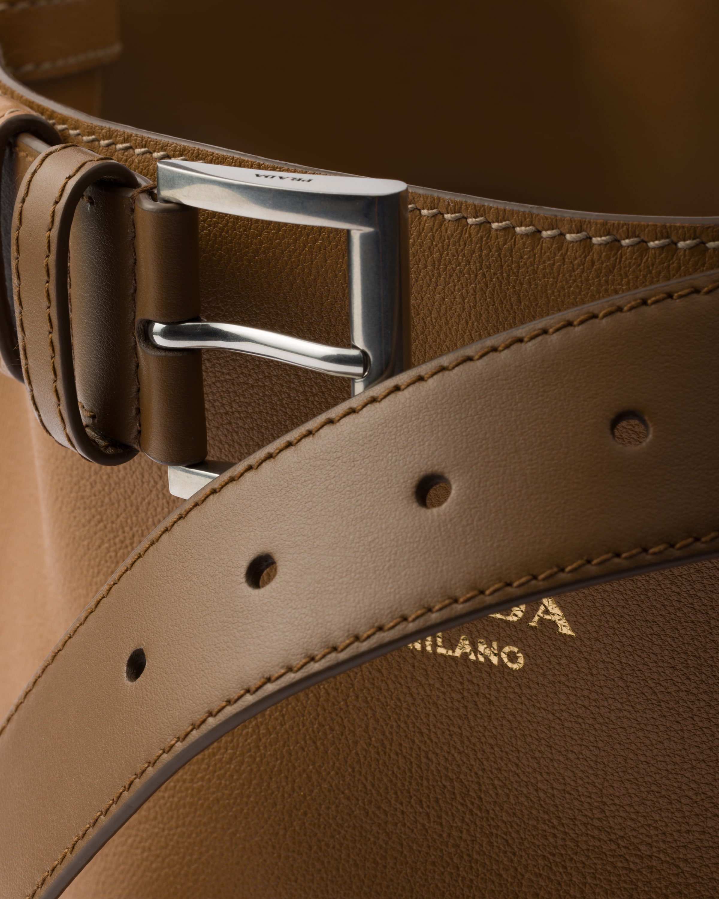 キャメル プラダ バックル ベルト付 レザー バケットバッグ | PRADA