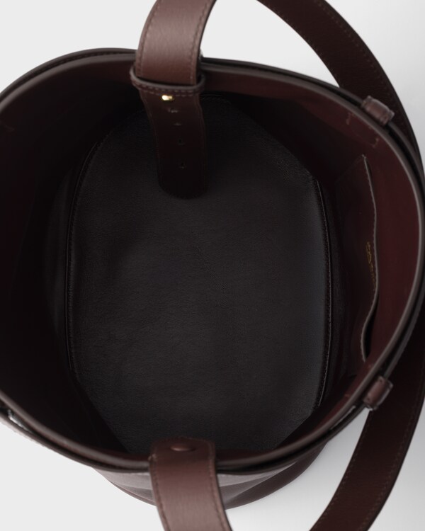 Sac seau Prada Buckle en cuir avec ceinture Sac seau Prada Buckle en cuir avec ceinture