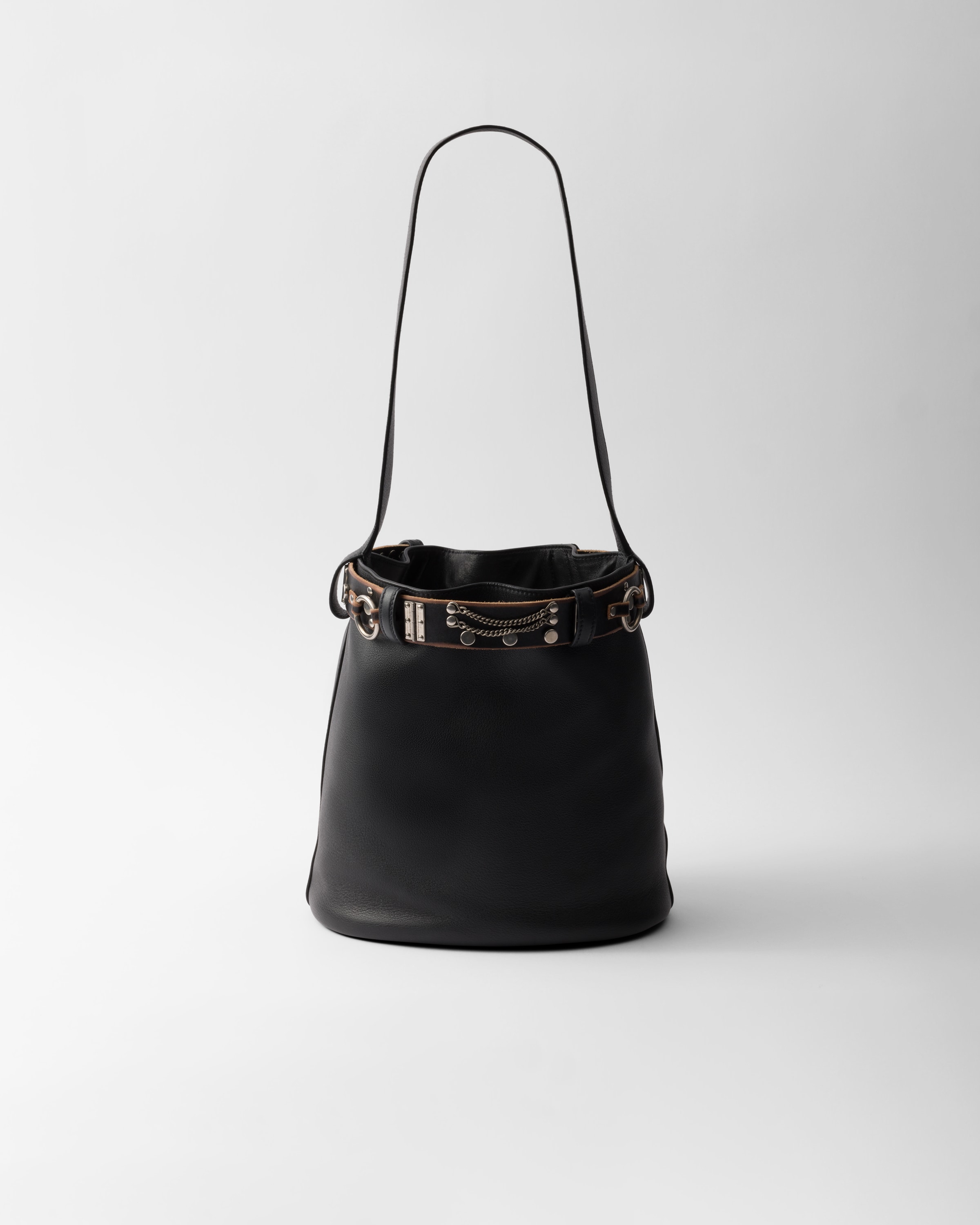 関税込★VIP価格【PRADA】バックル レザー バケットバッグ ブラック プラダ バックル スタッズベルト付 レザー バケット