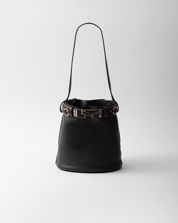 حقيبة باكيت Prada Buckle من الجلد بحزام برصائع حقيبة باكيت Prada Buckle من الجلد بحزام برصائع