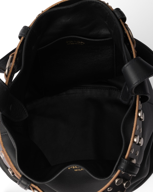 حقيبة باكيت Prada Buckle من الجلد بحزام برصائع حقيبة باكيت Prada Buckle من الجلد بحزام برصائع