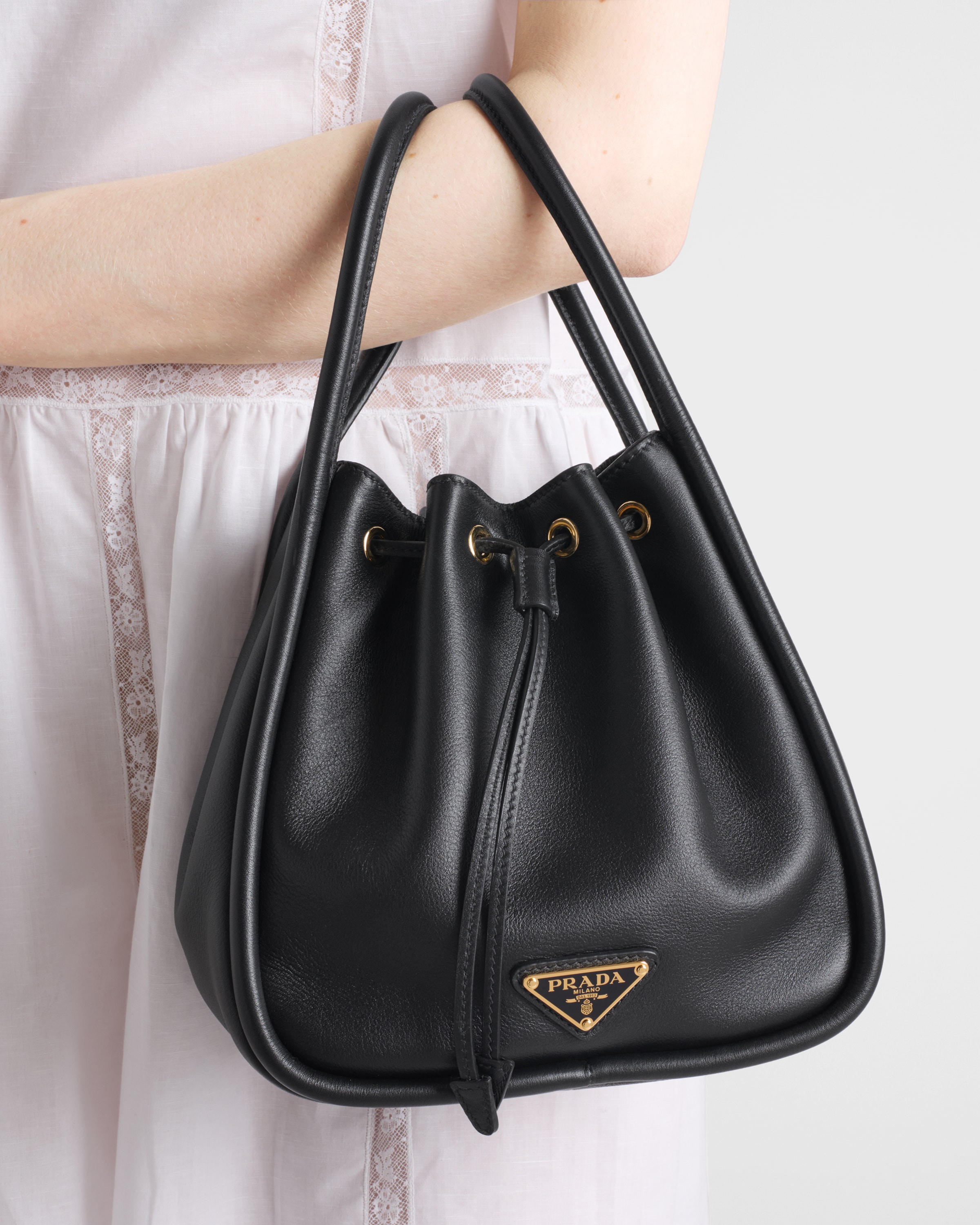 ブラック プラダ ダーリン レザー ミニバケットバッグ | PRADA