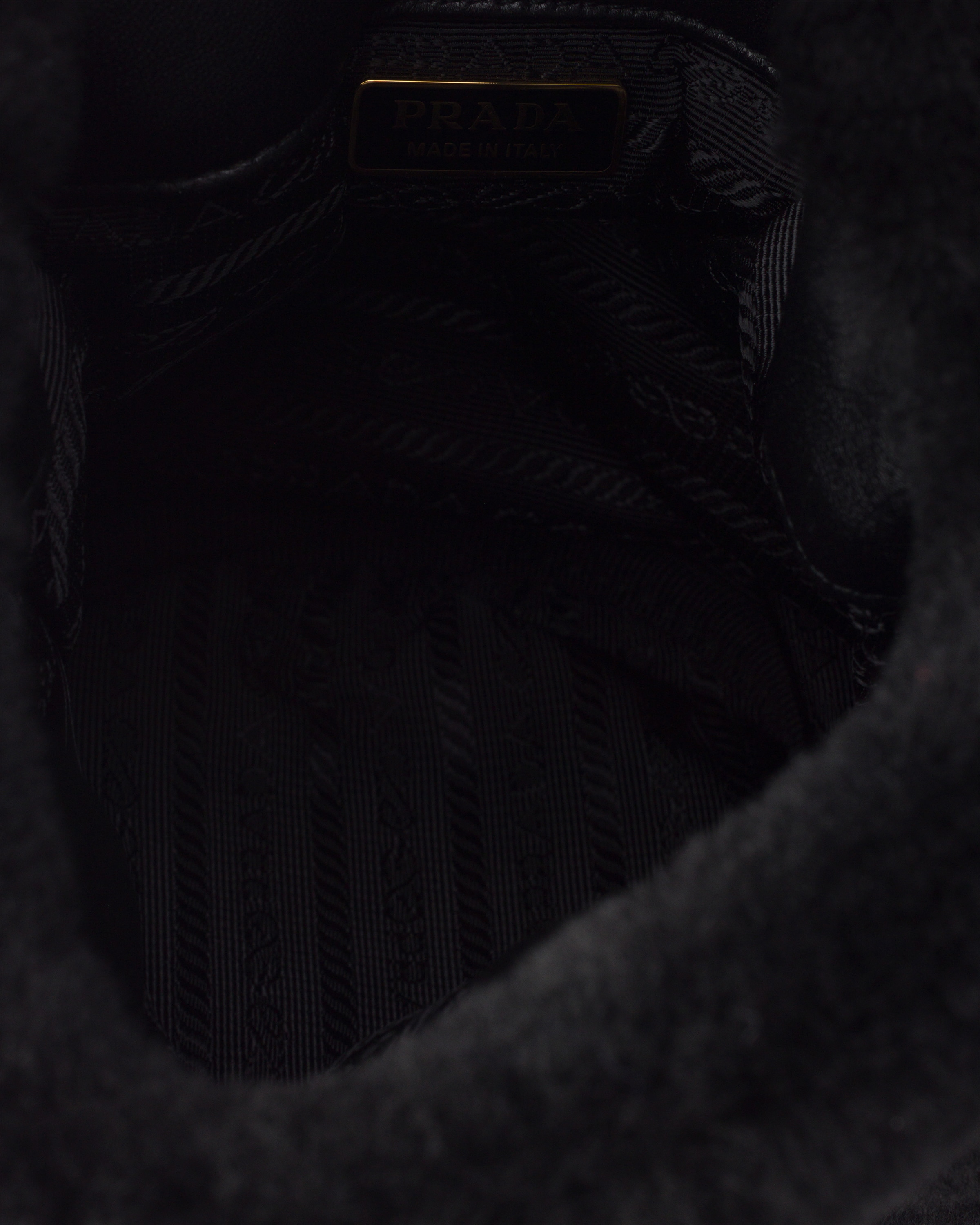 プラダ プチ サック ノワール シアリングxナッパレザー ミニバケットバッグ