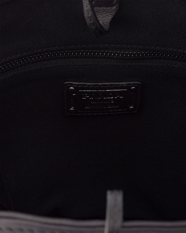 プラダ ルート レザー ミニバケットバッグ - ブラック プラダ ルート レザー ミニバケットバッグ - ブラック