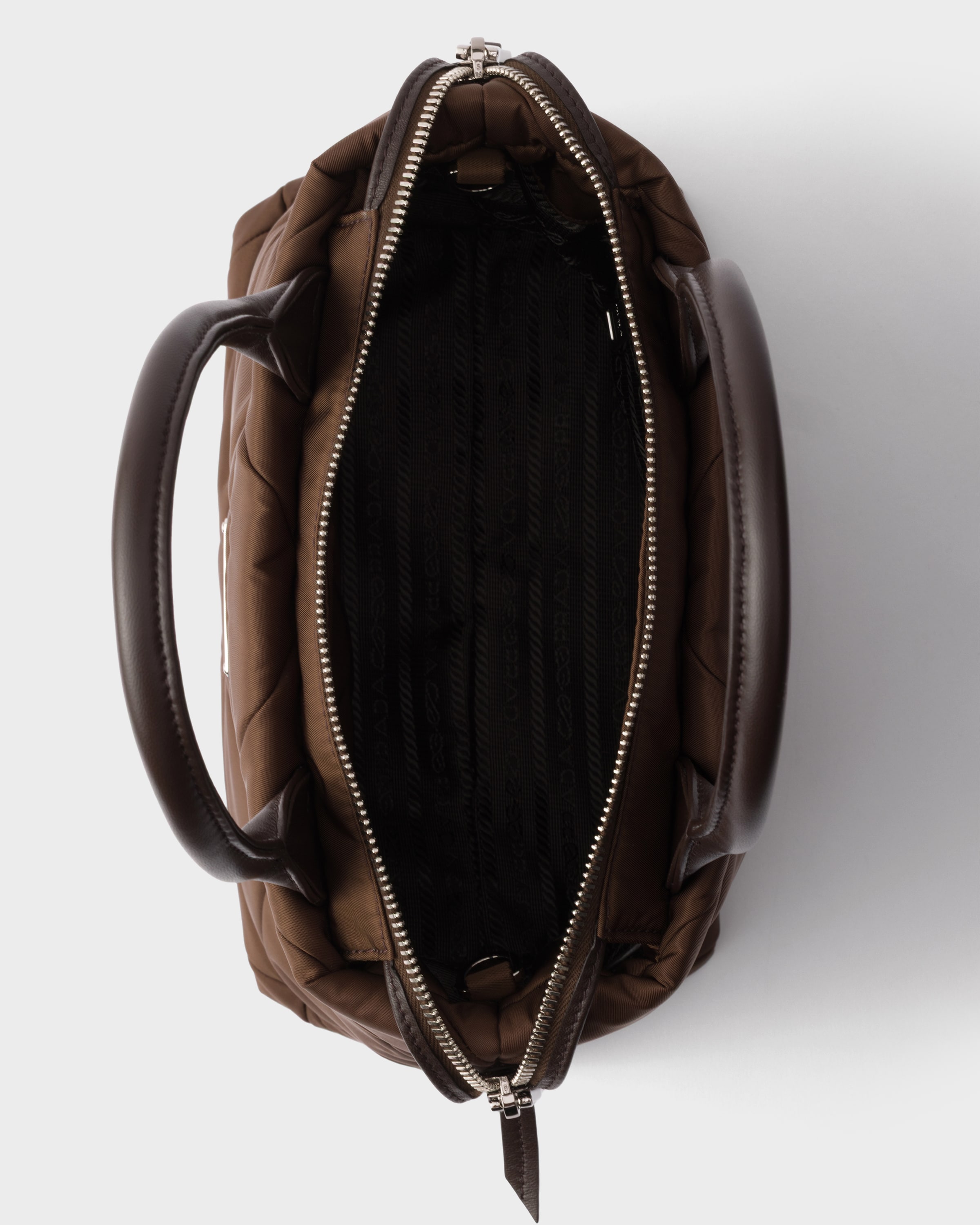 シエナブラウン スモール パデッド Re-Nylon トートバッグ | PRADA - 日本
