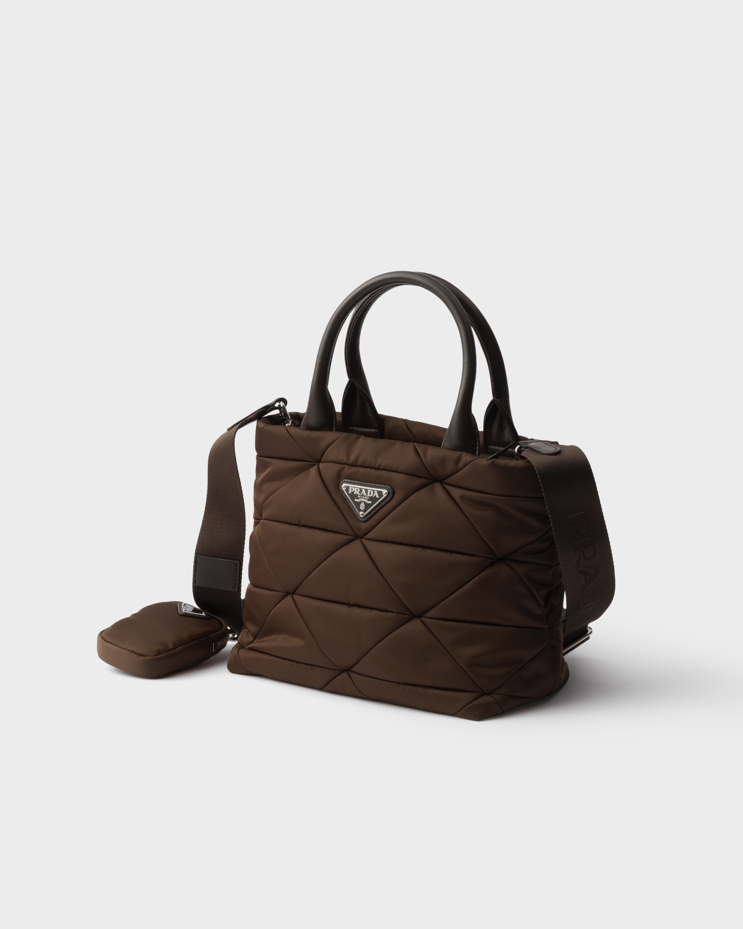 シエナブラウン スモール パデッド Re-Nylon トートバッグ | PRADA - 日本