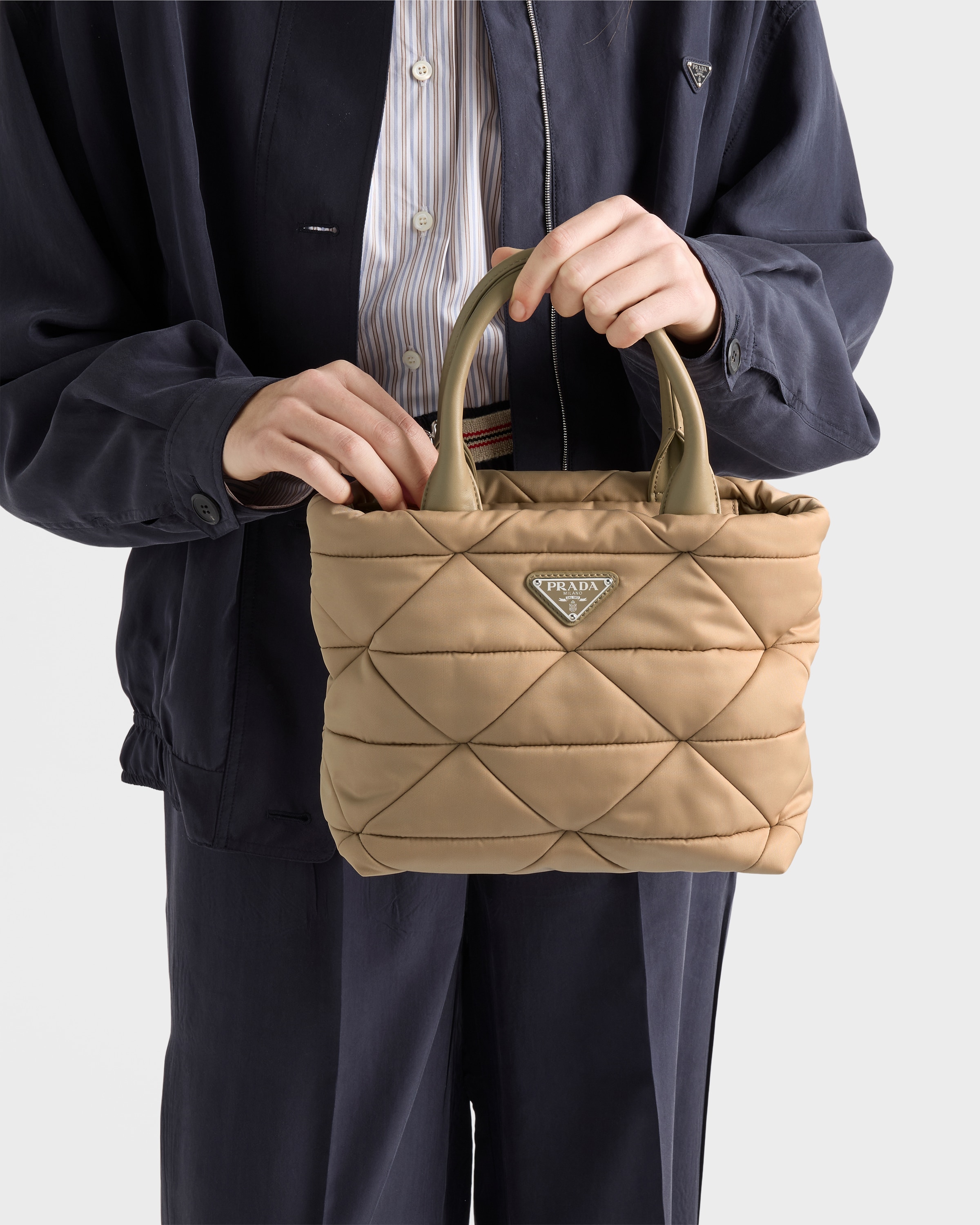 キャメルブラウン スモール パデッド Re-nylon トートバッグ | PRADA