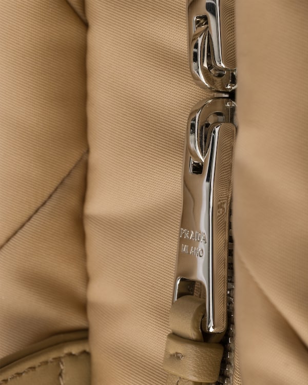 スモール パデッド Re-Nylon トートバッグ - キャメルブラウン スモール パデッド Re-Nylon トートバッグ - キャメルブラウン