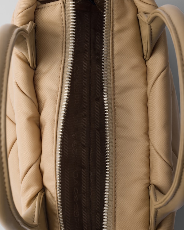 スモール パデッド Re-Nylon トートバッグ - キャメルブラウン スモール パデッド Re-Nylon トートバッグ - キャメルブラウン