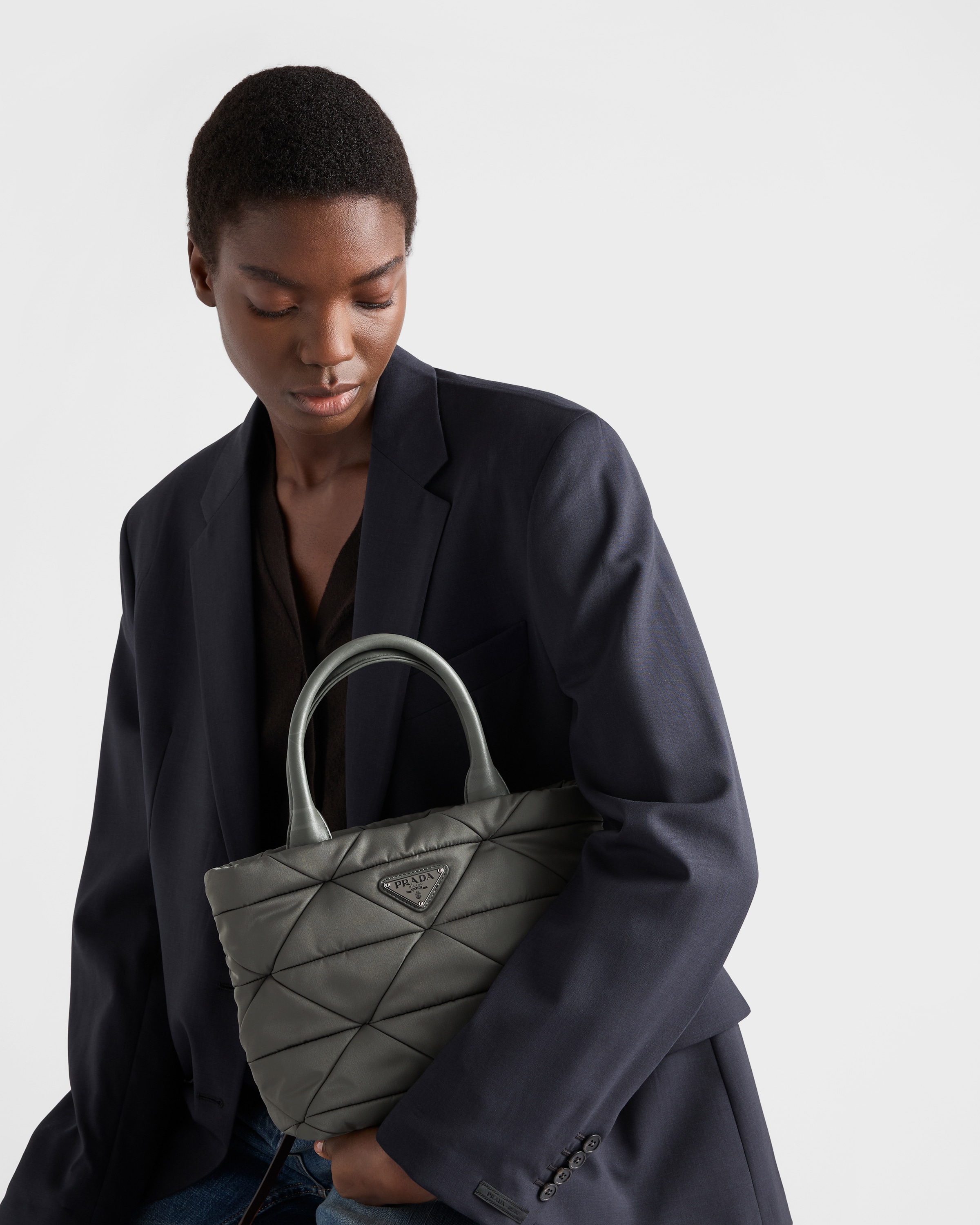 マーキュリーグレー スモール パデッド Re-nylon トートバッグ | PRADA