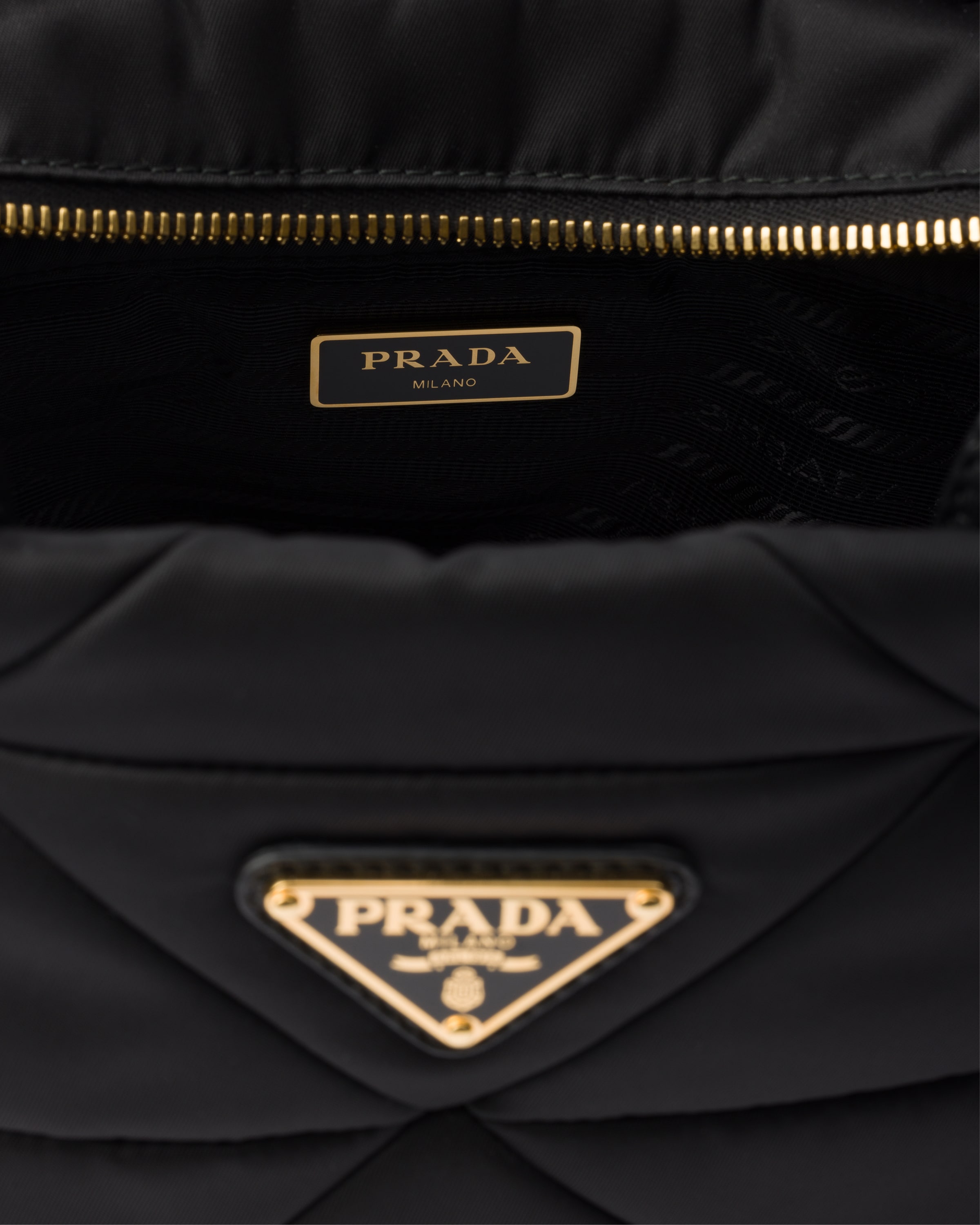 ブラック スモール パデッド Re-Nylon トートバッグ | PRADA