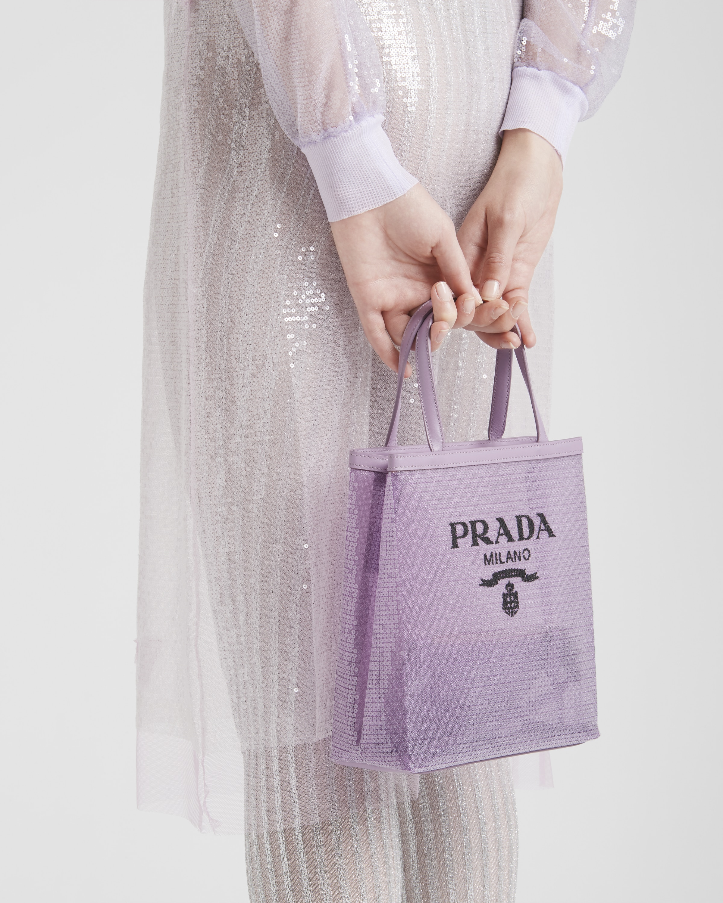 Prada حقيبة تسوّق شبك مزينة بالترتر بحجم صغير 7