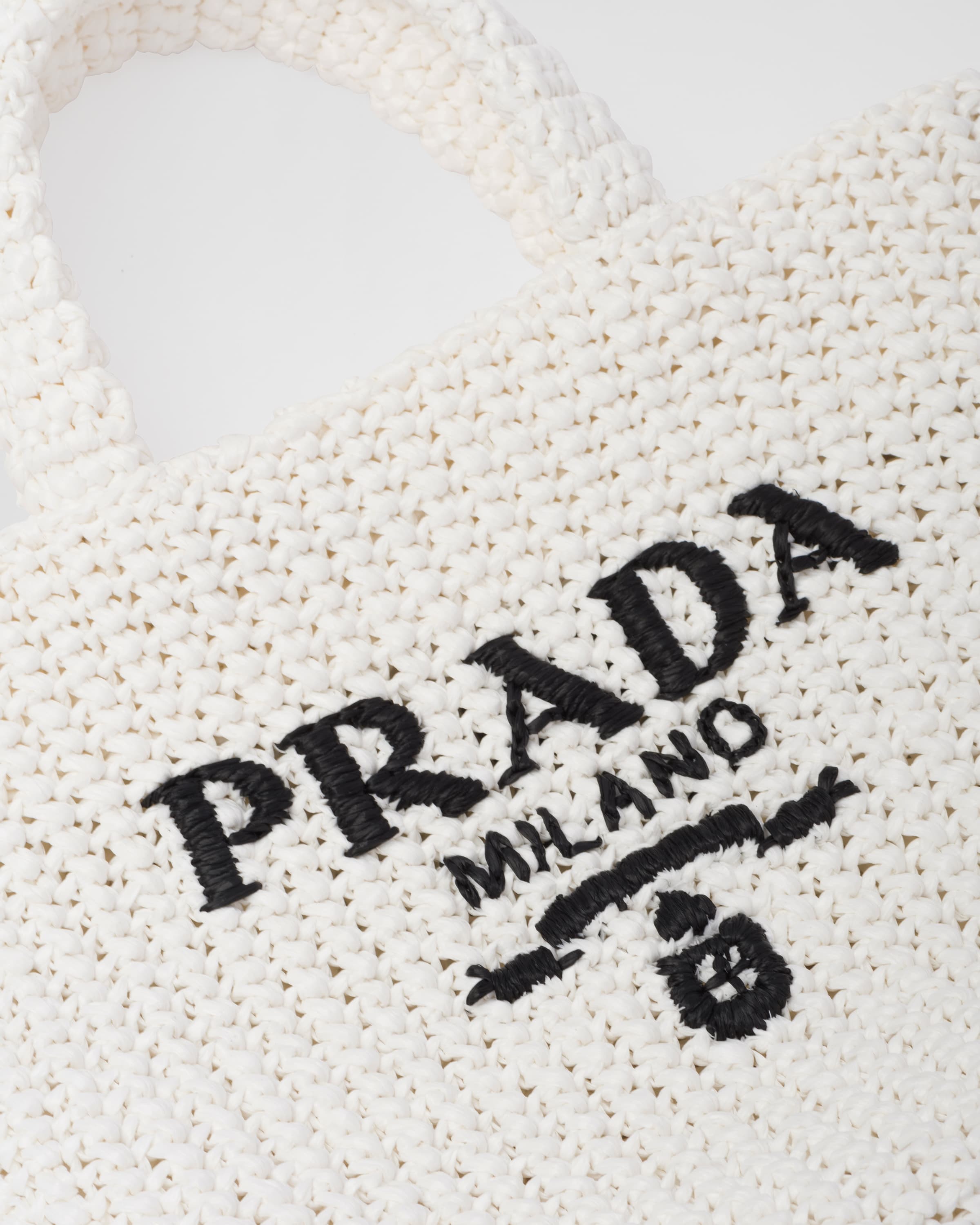 Prada حقيبة تسوق صغيرة من الرافيا 6