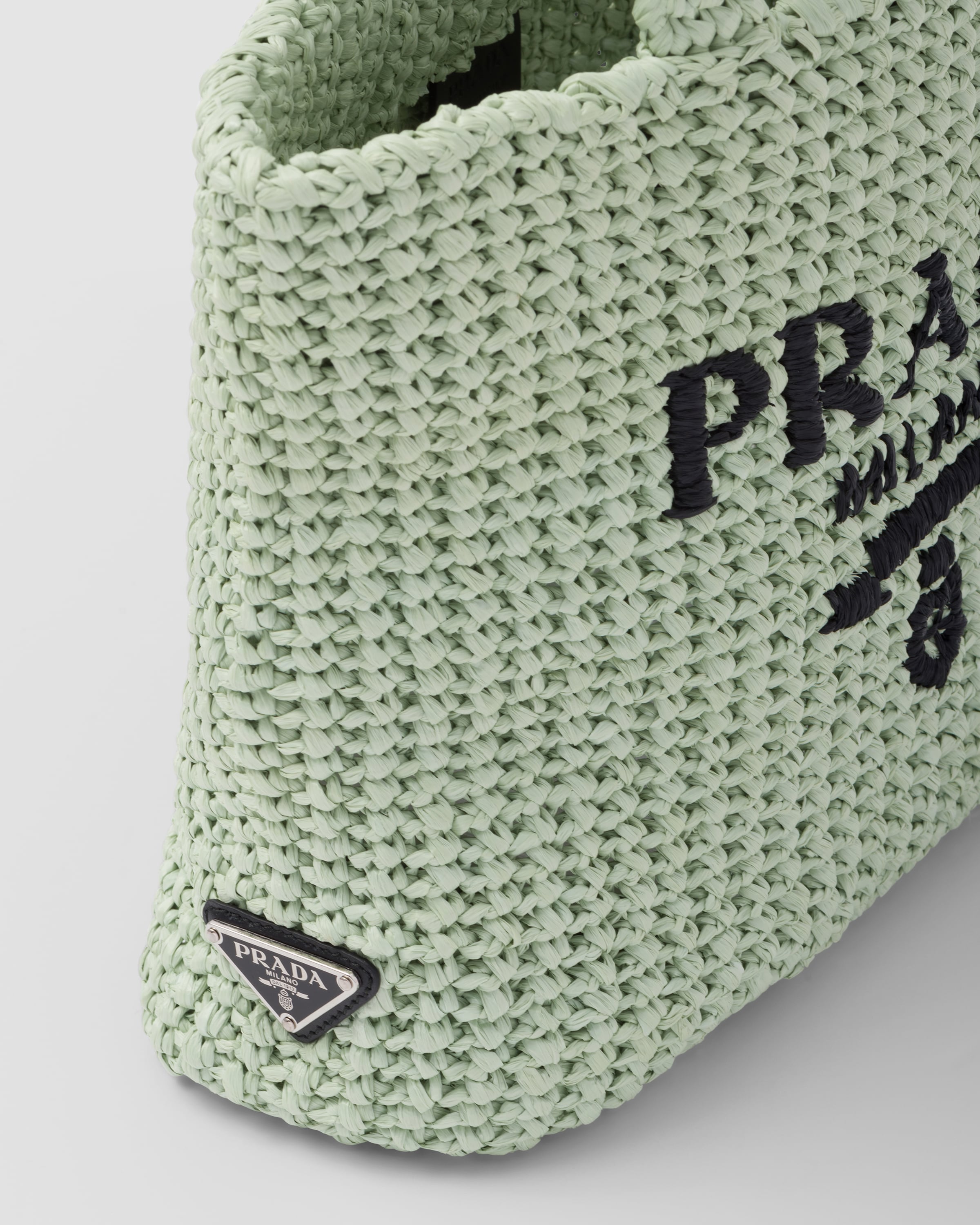 Prada حقيبة تسوق صغيرة من الرافيا 7