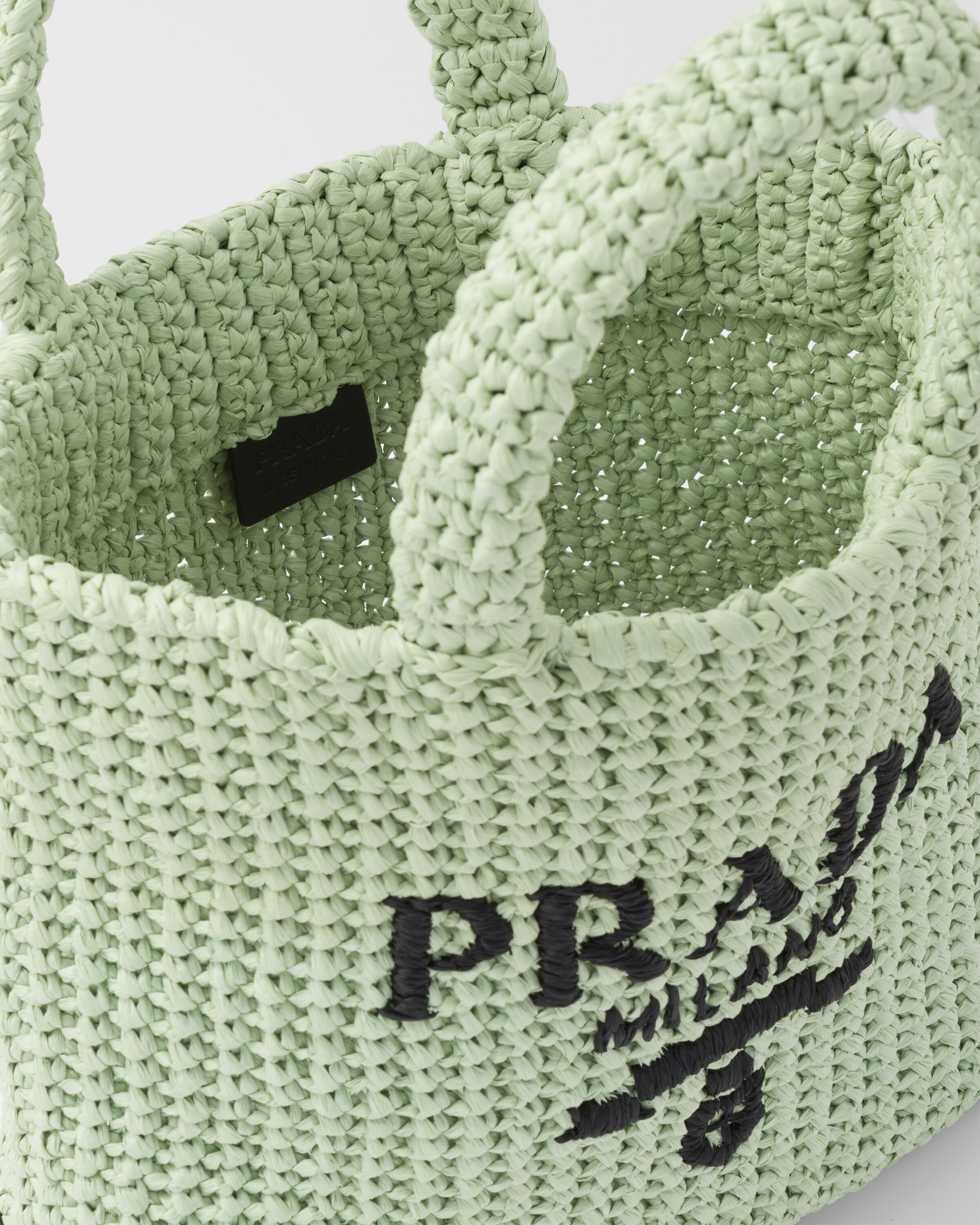 Prada حقيبة تسوق صغيرة من الرافيا 5