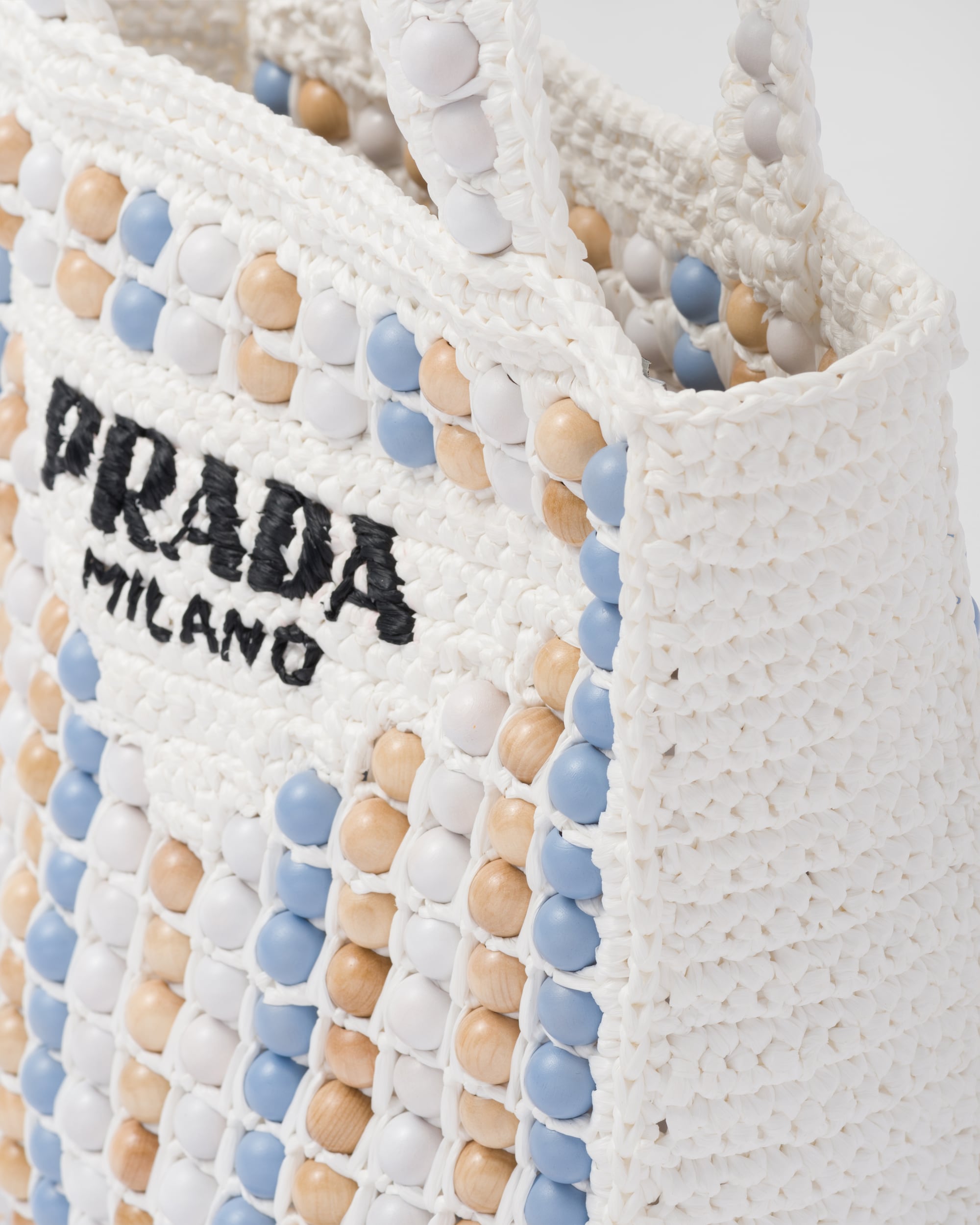 Cận cảnh lớp len và logo của túi