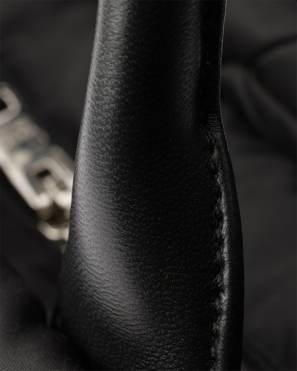 ミディアム パデッド Re-Nylon xレザー トートバッグ - ブラック ミディアム パデッド Re-Nylon xレザー トートバッグ - ブラック