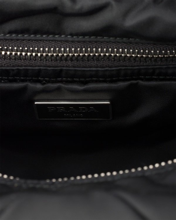 ミディアム パデッド Re-Nylon xレザー トートバッグ - ブラック ミディアム パデッド Re-Nylon xレザー トートバッグ - ブラック