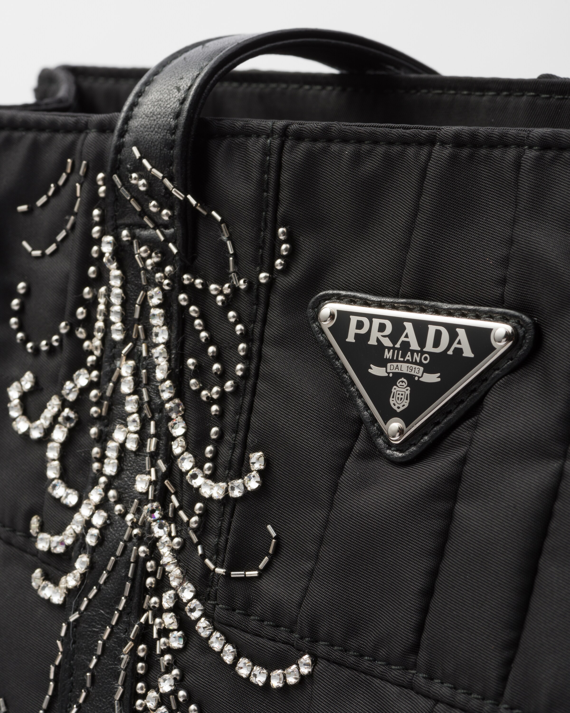 PRADA Re-nylon パッチワーク＆スタッズ刺繍トートバッグ 1BG459 Black Medium Re-nylon Patchwork Tote Bag With Embroidery | PRADA
